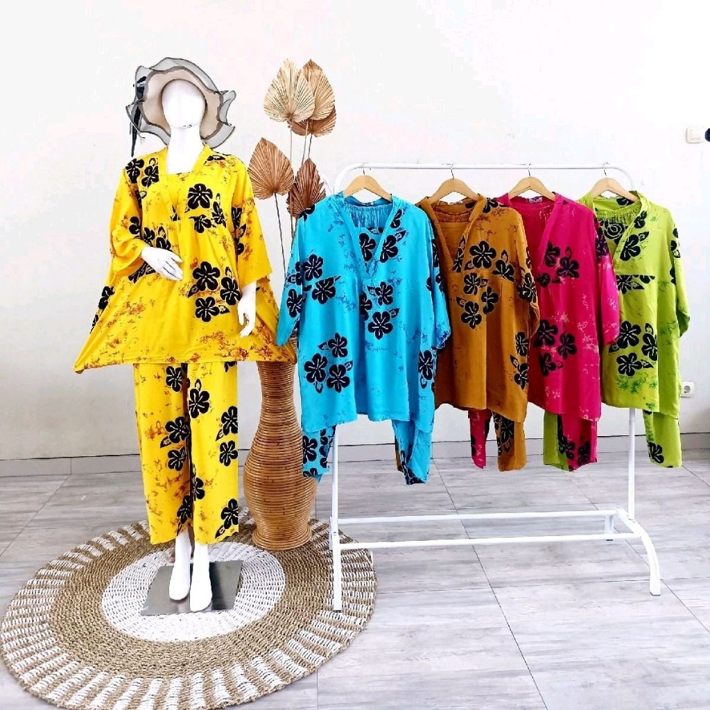 Setelan Celana Panjang Kimono Jumbo Motif Bunga Hitam – Batik Putri Laila
