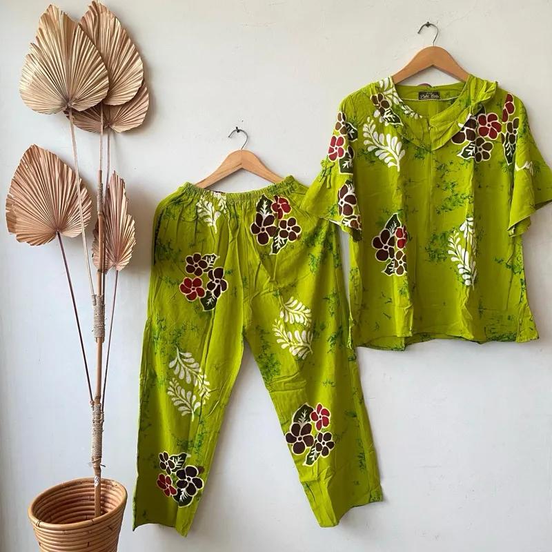 Varian Hijau Bunga Putih