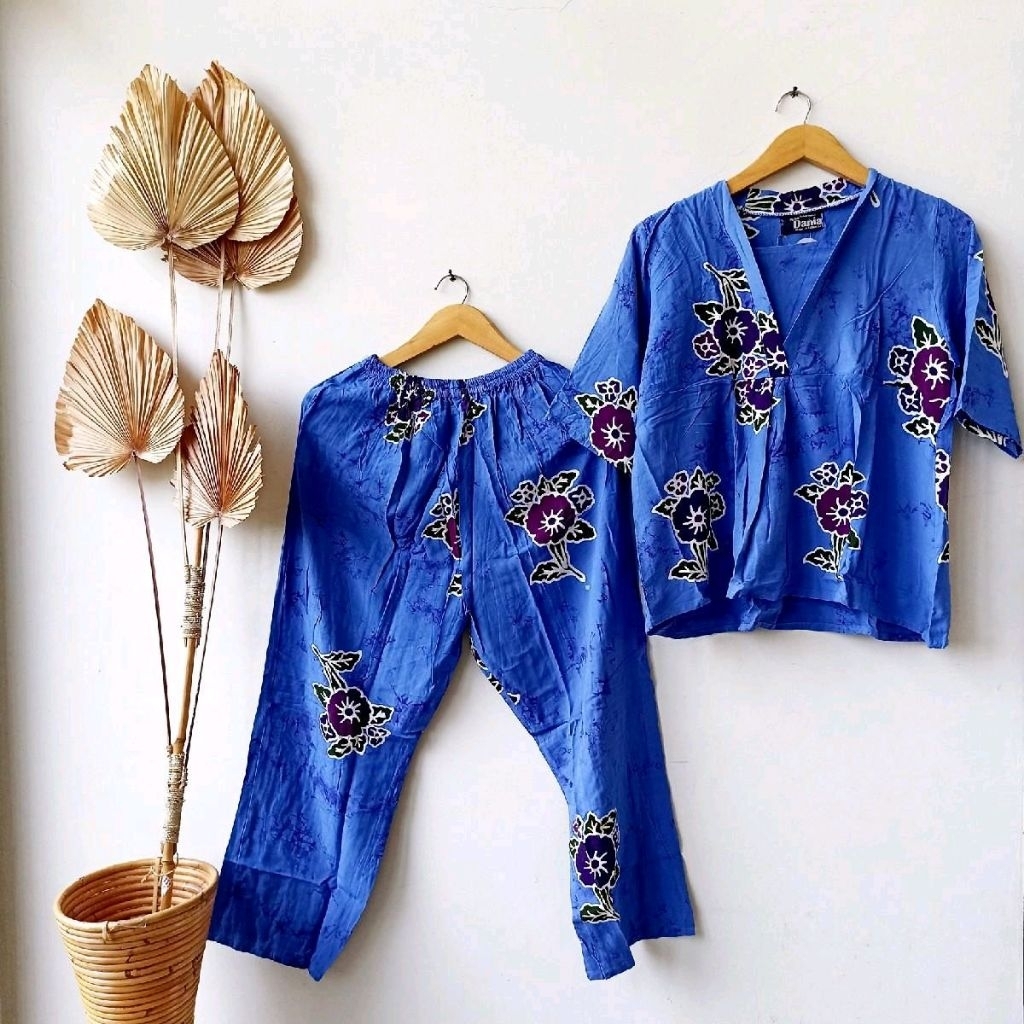 Varian Biru Bunga Tangkai