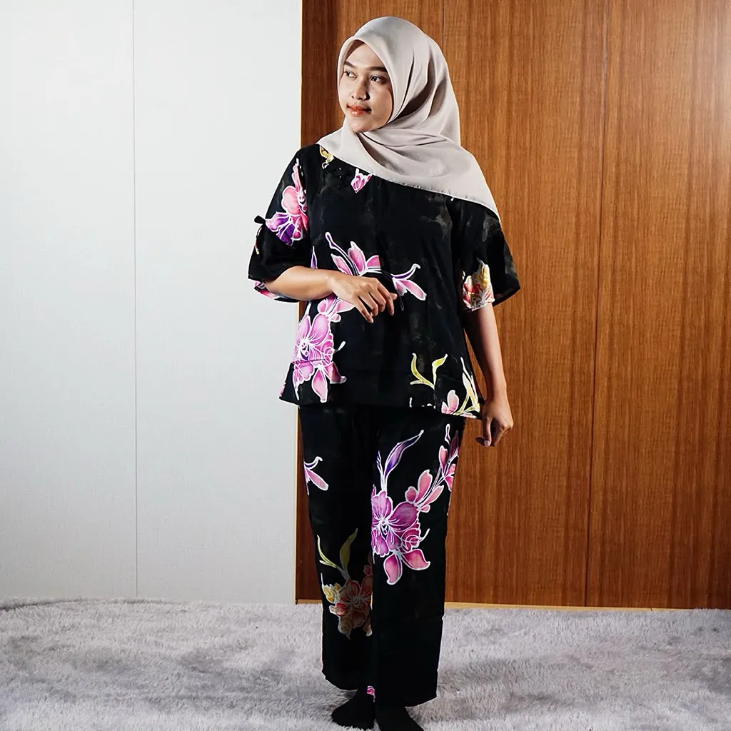Varian Hitam Seruni